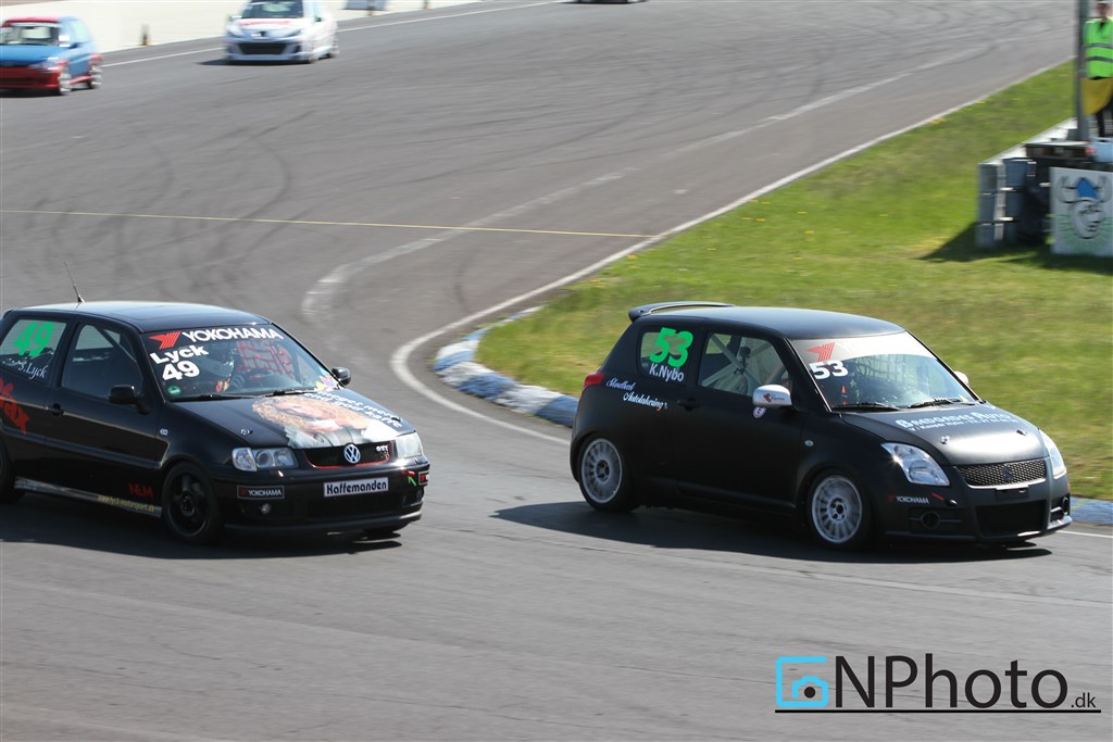 Søren Lyck #49 i VW Polo 1,6 fik asfaltbanekarrierens bedste løbsresultat denne weekend. Her ses han i kamp med Kasper Nybo i Suzuki Swift Sport #53
(Foto: CN Photo)